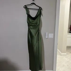 Petal & Pup Selma Off Shoulder Olive Dress Size M thumbnail 9