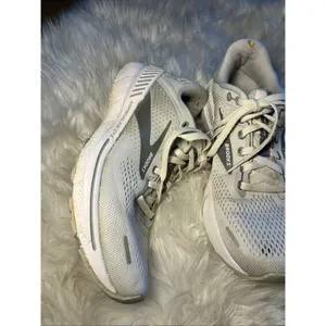 Brooks adrenaline gts 22 white and gray size 8 thumbnail 2