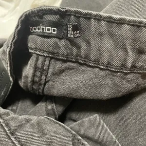 Boohoo NWT Black RIPPED KNEE STRAIGHT FIT JEANS thumbnail 5