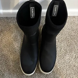 Hunter Women’s City Explorer Short Rain Boots, Black/Shaded White Size 9 thumbnail 5