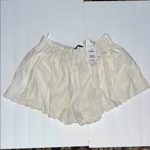 Zara Scalloped Eyelet Relaxed White Shorts Size L thumbnail 3