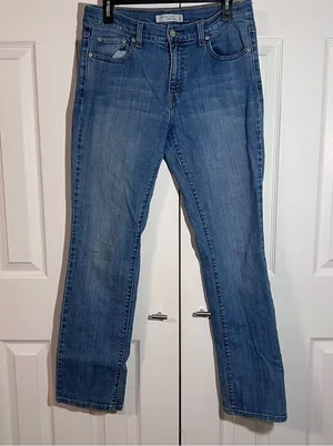 Women’s Levi jeans light wash thumbnail 1