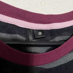 Kensie Women Camo Long Sleeve Top Grey Black Burgundy Trim Size L thumbnail 4