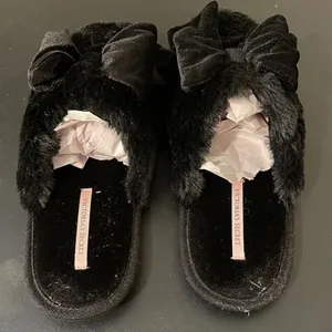 Victoria’s Secret Fuzzy Slip on Slippers.‎ Size Medium. Black W/bow thumbnail 3