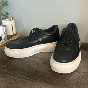 Ideal Shoes black lace-up platform sneakers thumbnail 4