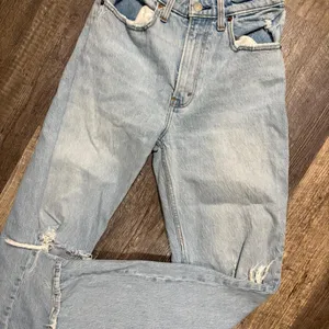 Abercrombie‎ & Fitch light wash distressed denim jeans Size 26 thumbnail 1