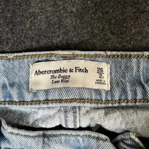 Abercrombie & Fitch The Baggy Low Rise Jeans Light Wash Size 26 2R 29x30 thumbnail 3