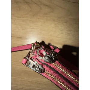 Coach Double‎ Corner Zip Pebble Leather Wristlet Dahlia - F64130 READ F thumbnail 9