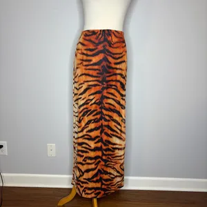 Pretty Little Thing - Tiger Printed Lined Mesh Maxi Skirt thumbnail 4