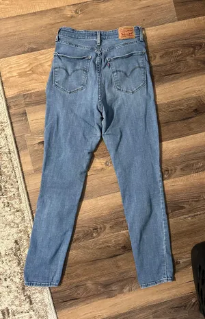 Levi’s 721 High-Rise Skinny Jeans thumbnail 2