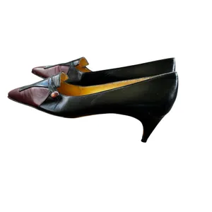 Vintage Manolo Blahnik Kitten Heels 36 Black Burgundy Two-Tone Leather Pumps thumbnail 2