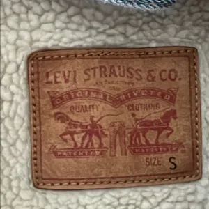 Levi’s Sherpa Lined Floral Embroidered Trucker Jacket Size S Light Wash thumbnail 6