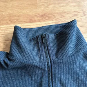 Halara OneForm Seamless Flow Zipper Long Sleeve Yoga Warming Jacket thumbnail 5