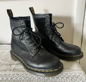 Women's Dr. Martens 1460 Black Smooth Leather Combat Boots 90s Y2k Size 7 Ladies thumbnail 1