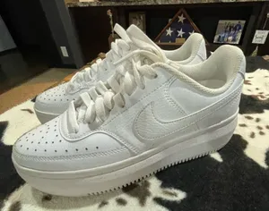 Nike Sneakers Women’s White 8 thumbnail 1