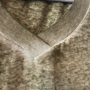 ⭐️Abound green vintage looking high low long sleeve vneck sweater size XS thumbnail 9