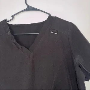 Black V thumbnail 2