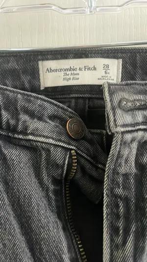 Abercrombie High-Rise Mom Jeans thumbnail 3
