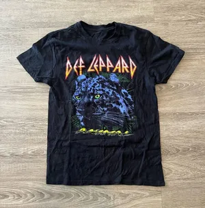 Def Leppard Band Tee Womens Small Black Animal Panther Graphic Shirt Vintage thumbnail 1