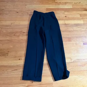 Wilfred Aritzia Wide Leg Cuffed Trousers Size 2 Black High Rise Elastic Waist thumbnail 4