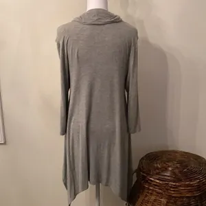 Cha Cha Vente size M long sleeve grey shark bite hem tunic with pockets EUC thumbnail 6