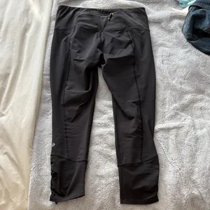 EUC Women’s Black Lululemon Ruched Zipper Leggings Size 8 thumbnail 7