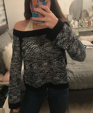 Boutique Super cute off the shoulder sweater thumbnail 1