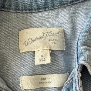 Universal Threads NWOT Light Wash Denim Button-Up Shirt thumbnail 2