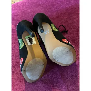 BETSEY JOHNSON Caroline Embroidered Heels Shoes COQUETTE ROMANTIC Size 5 Black thumbnail 5