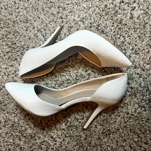 Juicy‎ Couture White Heels Stiletto Pointed Toe Pumps Shoes Size 9 thumbnail 4