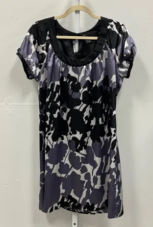 BCBGMAXAZRIA Floral Satin Shift Dress Large Short Sleeve Scoop Neck Purple Black thumbnail 1