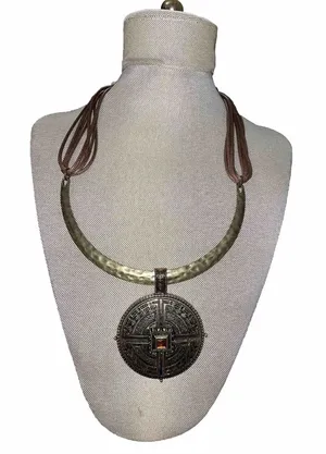 Vintage Tribal Statement Collar Necklace Aztec Disc Pendant Amber Stone Gold Ton thumbnail 1