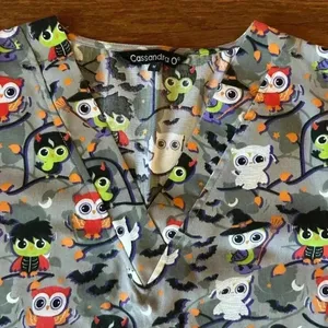 Halloween V-neck Scrub Top Owls Bats Witches Two Pockets Size Medium Medical Vet thumbnail 6