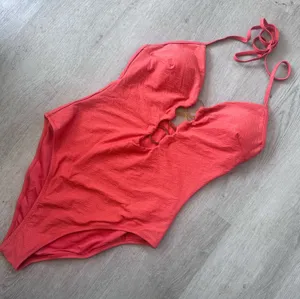 Cupshe NEW One Piece Halter Swimsuit Women’s Medium Deep Plunge Rings thumbnail 1