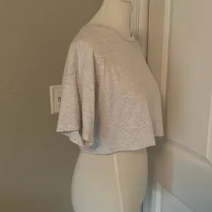 😻 Super Cute TNA Aritzia Light Grey Short Sleeve Cropped T Shirt thumbnail 6