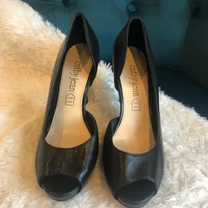 Black Leather Cut Out Peep Toe Pumps thumbnail 3