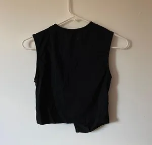 black cut out crop top tank Size M thumbnail 4