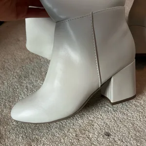 Kohl's Cream Heeled Boots White Size 8.5 thumbnail 3