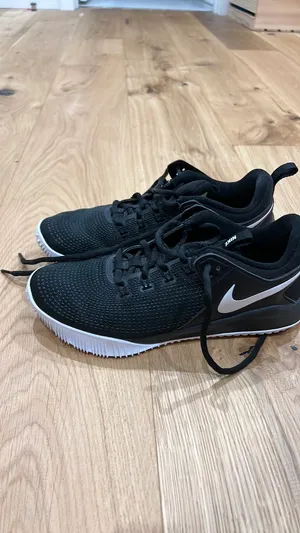 Women’s black nike volleyball shoes thumbnail 2