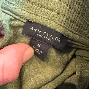 Ann Taylor Mock Neck Green Sleeveless Top Size Medium C4-006 thumbnail 2