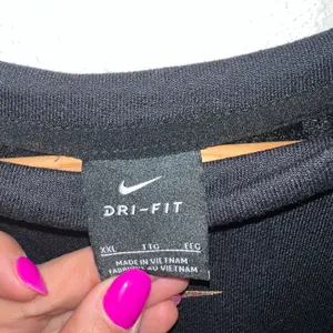 Nike Black Boxy Sweatshirt with Gray Sleeve Detail‎ thumbnail 3
