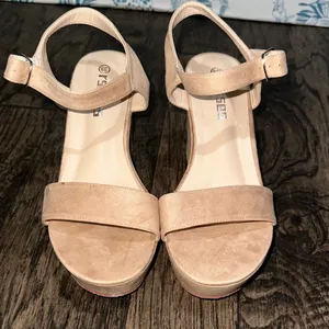 Chic Tan Women's Sandals Size 8 thumbnail 1