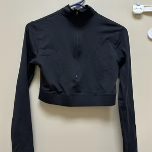 Crop black 3/4 top thumbnail 1