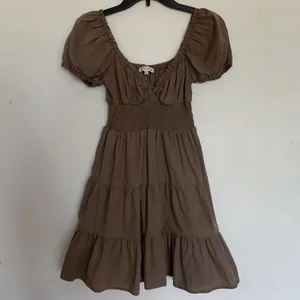 Moon River Brown Smocked Puff Sleeve Tiered Mini Dress thumbnail 2