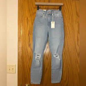Good American Good Waist Cropped Jeans - NWT - Size 0 Women's Distressed thumbnail 2