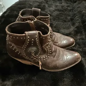 Liberty Black Leather Studded Western Ankle Boots Womens Sz 7.5 Side Zip thumbnail 2