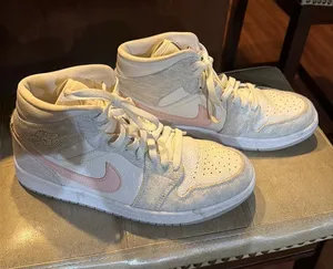 Air Jordan Women’s Nike 9.5 thumbnail 1
