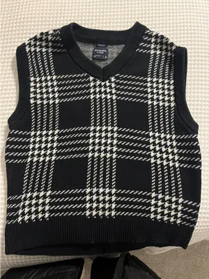 Abercrombie Sweater Vest thumbnail 1