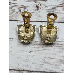 Vintage Clip On Earrings - Just Over 1" Gold Tone & Silver Tone thumbnail 7