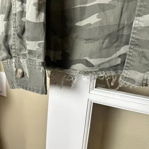 AMERICAN EAGLE Camo Camouflage Shirt Jacket Shacket Size Medium Green thumbnail 4